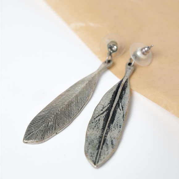Silver feather teardrop earrings with brushed finish - Picture 2 of 2